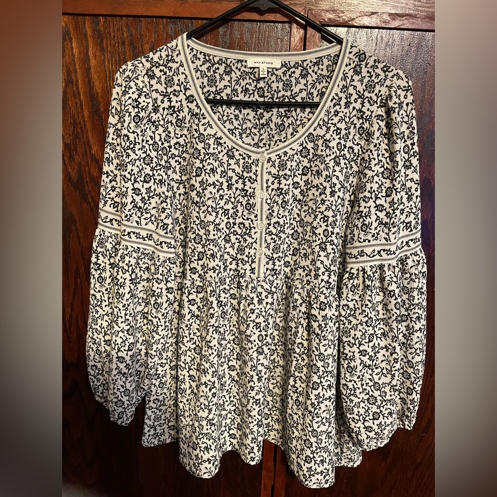 Max Studio Black and White Floral Blouse EUC